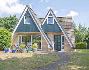 Ferienhaus Slufterduin 076 in De Cocksdorp, Texel mit schner Auenfassade und Terrasse, ideal fr einen erholsamen Aufenthalt auf den Watteninseln.