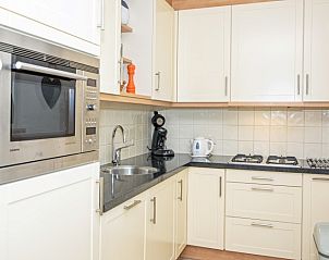 Moderne Kche im Ferienhaus Slufterduin 076, De Cocksdorp, Texel, komplett mit Luxusgerten fr einen komfortablen Aufenthalt auf den Watteninseln.