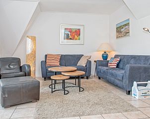 Gemtliches Wohnzimmer im Ferienhaus Slufterduin 076, De Cocksdorp, Texel, mit bequemen Sofas zum Entspannen auf den Watteninseln.