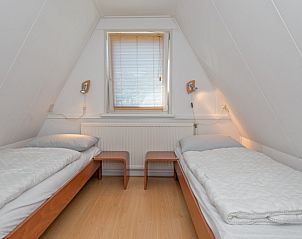 Zweites Schlafzimmer im Ferienhaus Slufterduin 076, De Cocksdorp, Texel, mit bequemen Einzelbetten fr einen entspannten Aufenthalt auf den Watteninseln.