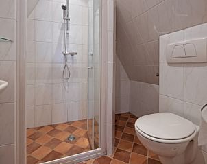 Modernes Badezimmer mit Dusche im Ferienhaus Slufterduin 076, De Cocksdorp, Texel, fr ein erfrischendes Erlebnis auf den Watteninseln.