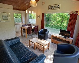 Offener Wohnbereich im Ferienhaus Slufterduin 128, De Cocksdorp, Texel mit bequemen Sitzgelegenheiten.