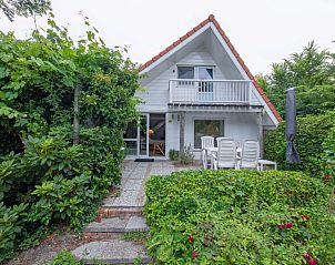 Vacation home Slufterduin 108 in De Cocksdorp Texel with charming garden and terrace, ideal for relaxation on the Wadden Islands.