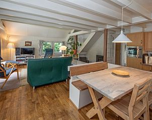 Dining area and kitchen in Holiday home Slufterduin 108, De Cocksdorp Texel, offers comfort for a wonderful vacation on the Wadden Islands.