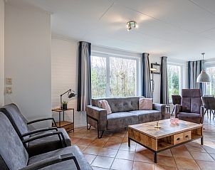 Gemtliches Wohnzimmer des Ferienhauses Slufterduin 134 in De Cocksdorp Texel mit bequemer Sitzecke.