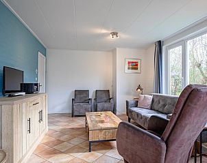 Helles Wohnzimmer des Ferienhauses Slufterduin 134 in De Cocksdorp Texel mit Blick auf den Garten.