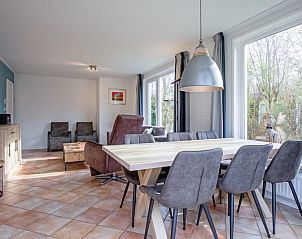 Esszimmer des Ferienhauses Slufterduin 134 in De Cocksdorp Texel mit groem Tisch und viel Tageslicht.