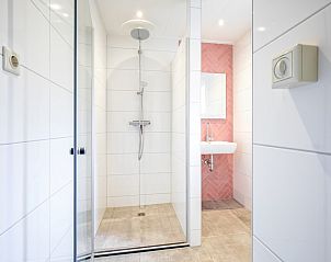 Luxurise Dusche im Ferienhaus Slufterduin 134, De Cocksdorp Texel mit modernen Annehmlichkeiten.