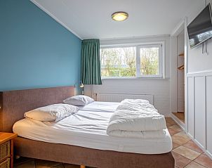 Komfortables Schlafzimmer im Ferienhaus Slufterduin 134, De Cocksdorp Texel mit groem Fenster und Aussicht.