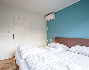 Schlafzimmer mit Doppelbett im Ferienhaus Slufterduin 134, De Cocksdorp Texel mit moderner Einrichtung.