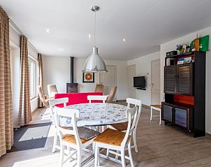 Dining area in Holiday home Slufterhoek 174, De Cocksdorp, Texel, ideal for family dinners overlooking the green surroundings.