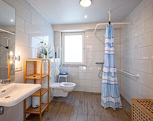 Stylish bathroom in Holiday home Slufterhoek 174, De Cocksdorp, Texel, with modern amenities and spacious shower.