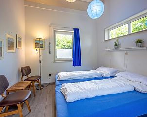 Bedroom with two single beds in Holiday home Slufterhoek 174, De Cocksdorp, Texel, with lots of natural light.