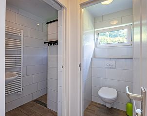 Modern bathroom with toilet and shower in Holiday home Slufterhoek 174, De Cocksdorp, Texel, for optimal comfort.