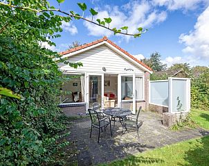 Gezellig terras bij Vakantiehuis Slufterhoek 118 in De Cocksdorp, Texel, ideaal voor ontspanning in de natuur.
