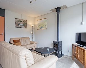 Comfortabele woonkamer met houtkachel in Vakantiehuis Slufterhoek 118, De Cocksdorp, Texel.