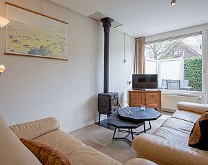 Lichte zithoek met uitzicht op de tuin in Vakantiehuis Slufterhoek 118, De Cocksdorp, Texel.