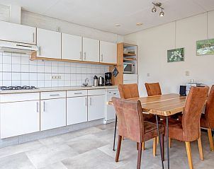 Moderne keuken in Vakantiehuis Slufterhoek 118, De Cocksdorp, Texel, volledig uitgerust voor koken.