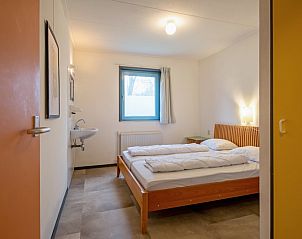 Slaapkamer met tweepersoonsbed in Vakantiehuis Slufterhoek 118, De Cocksdorp, Texel, voor een goede nachtrust.