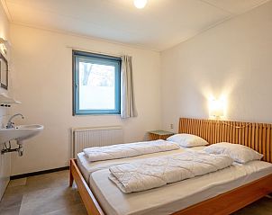 Gezellige slaapkamer met raam in Vakantiehuis Slufterhoek 118, De Cocksdorp, Texel, rustgevend interieur.