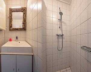Stijlvolle badkamer met douche in Vakantiehuis Slufterhoek 118, De Cocksdorp, Texel, moderne voorzieningen.