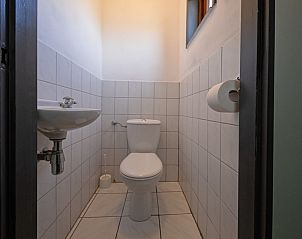 Netjes toilet in Vakantiehuis Slufterhoek 118, De Cocksdorp, Texel, voor comfort tijdens je verblijf.