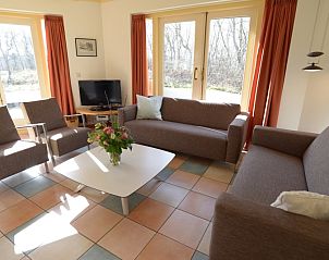 Lichte binnenruimte van De Velduil vakantiehuis in De Cocksdorp Texel