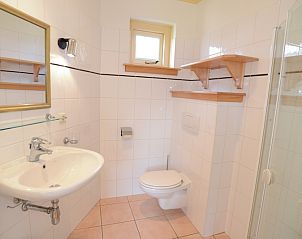 Frisse badkamer met douche in De Velduil vakantiehuis De Cocksdorp Texel