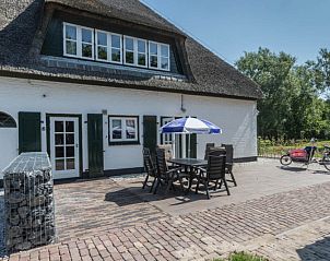 Sonnige Terrasse des Ferienhauses Typ W in De Cocksdorp Texel, ideal fr Mahlzeiten im Freien und zum Entspannen auf den Watteninseln.