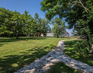 Groer Garten am Ferienhaus Typ W in De Cocksdorp Texel mit Fuweg und Schaukeln, umgeben von Natur auf den Watteninseln.