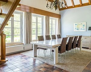 Esszimmer im Ferienhaus Typ W, De Cocksdorp Texel, mit groem Tisch und Blick auf den Garten der Watteninseln.