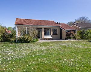Auenbereich des Ferienhauses Slufterhoek 072 in De Cocksdorp, Texel. Gerumiger Rasen und sonnige Veranda.