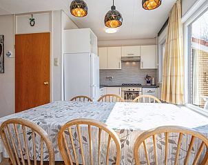 Heller Essbereich im Ferienhaus Slufterhoek 072, De Cocksdorp, Texel mit Zugang zur Kche.