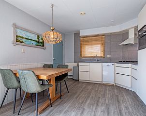 Essecke und moderne Kche im Ferienhaus Slufterhoek 180, De Cocksdorp, Texel, mit stilvoller Einrichtung.