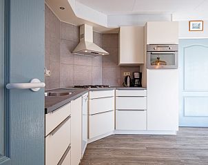 Die elegante Kche des Ferienhauses Slufterhoek 180 in De Cocksdorp, Texel, ist mit modernen Gerten ausgestattet.