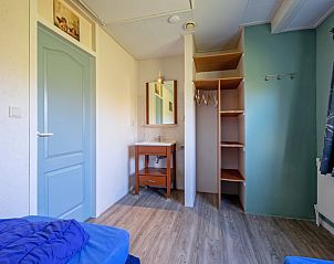 Begehbarer Kleiderschrank und Waschbecken im Schlafzimmer des Ferienhauses Slufterhoek 180, De Cocksdorp, Texel.