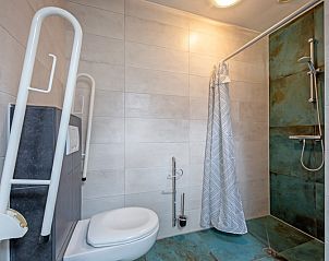 Modernes Badezimmer mit begehbarer Dusche im Ferienhaus Slufterhoek 180, De Cocksdorp, Texel.
