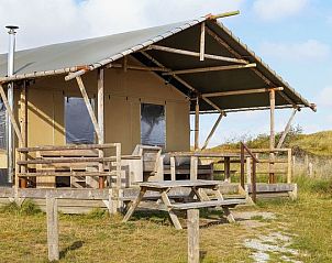 6-person glamping lodge Sluftervallei on Texel, located in the nature of De Cocksdorp.