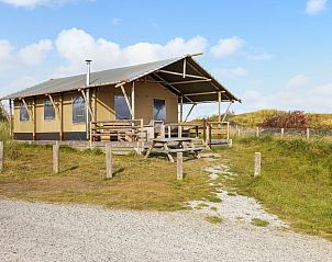 Charming safari tent Sluftervallei in De Cocksdorp, Texel, surrounded by sand and dunes.