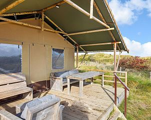 Interior space of safari tent Sluftervallei on Texel, ideal for a relaxing stay.