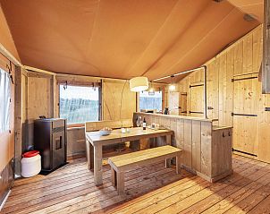 Modern kitchen in Sluftervallei glamping lodge, Texel, overlooking nature.