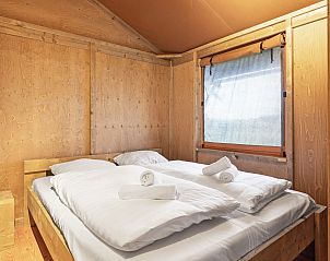 Comfortable sleeping area with bunk beds in Sluftervallei glamping lodge, Texel.