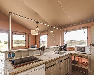 Kitchen with microwave and coffee maker in Sluftervallei safari tent, Texel.