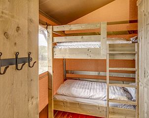 Bedroom in Sluftervallei safari tent, De Cocksdorp, Texel, with comfortable bed.