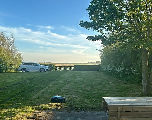 Parkplatz und Grnflche am Ferienhaus in De Cocksdorp, Texel, Waddeninseln mit Aussicht.