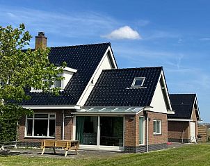 Fassade eines Ferienhauses in De Cocksdorp, Texel, Watteninseln mit moderner Architektur.