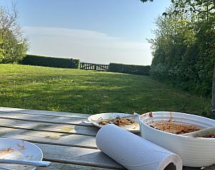Essen im Freien mit Blick auf den Garten im Ferienhaus in De Cocksdorp, Texel, Waddeninseln.