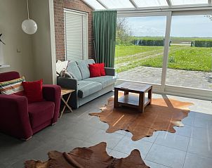 Helles Wohnzimmer mit Blick auf den Garten im Ferienhaus in De Cocksdorp, Texel, Watteninseln.
