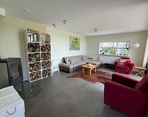 Gemtliche Sitzecke mit Kamin im Ferienhaus in De Cocksdorp, Texel, Waddeninseln.