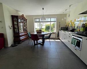 Esszimmer mit viel Licht im Ferienhaus in De Cocksdorp, Texel, Watteninseln.